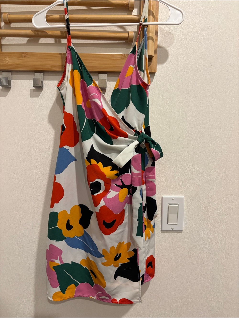 Floral tie front mini dress. MEDIUM